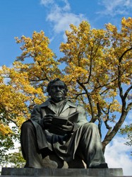 Памятник Крылову в Летнем саду фото